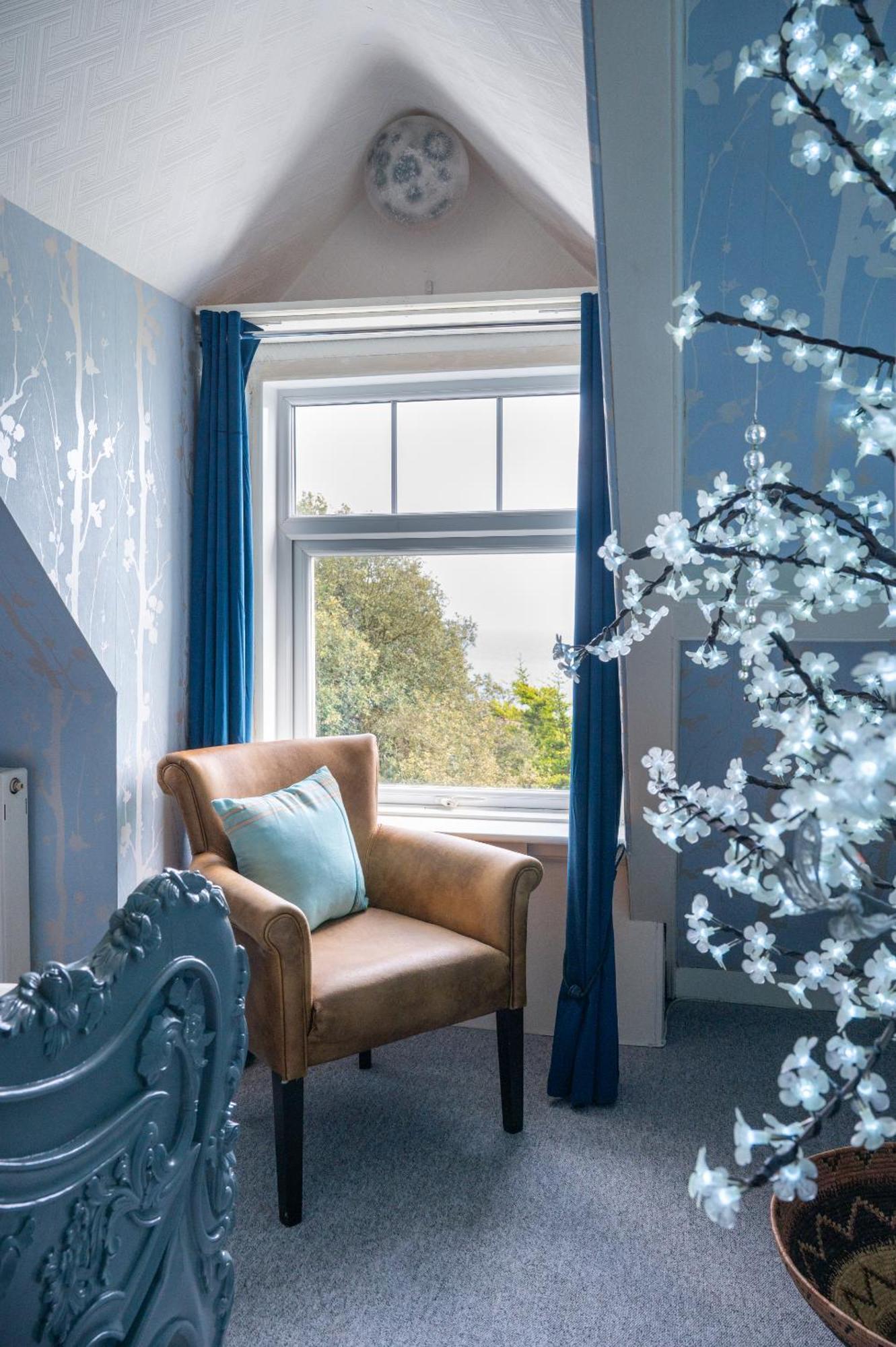 Enchanted Manor Niton